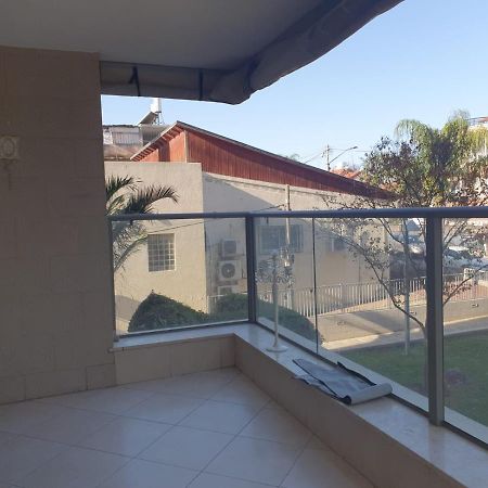 Large 4 bedroom apartement in central rehovot. Buitenkant foto