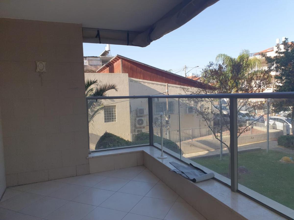 Large 4 bedroom apartement in central rehovot. Buitenkant foto