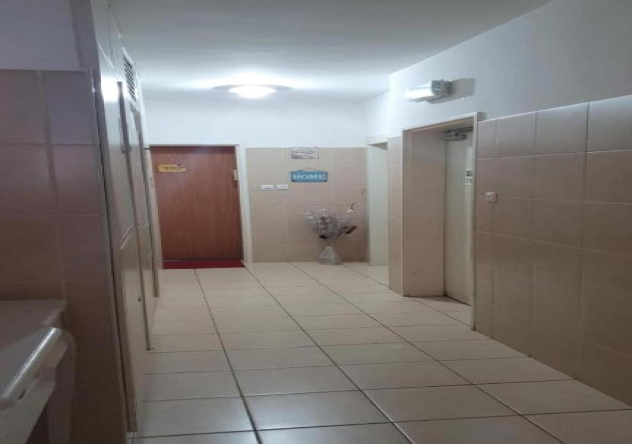 Large 4 bedroom apartement in central rehovot. Buitenkant foto