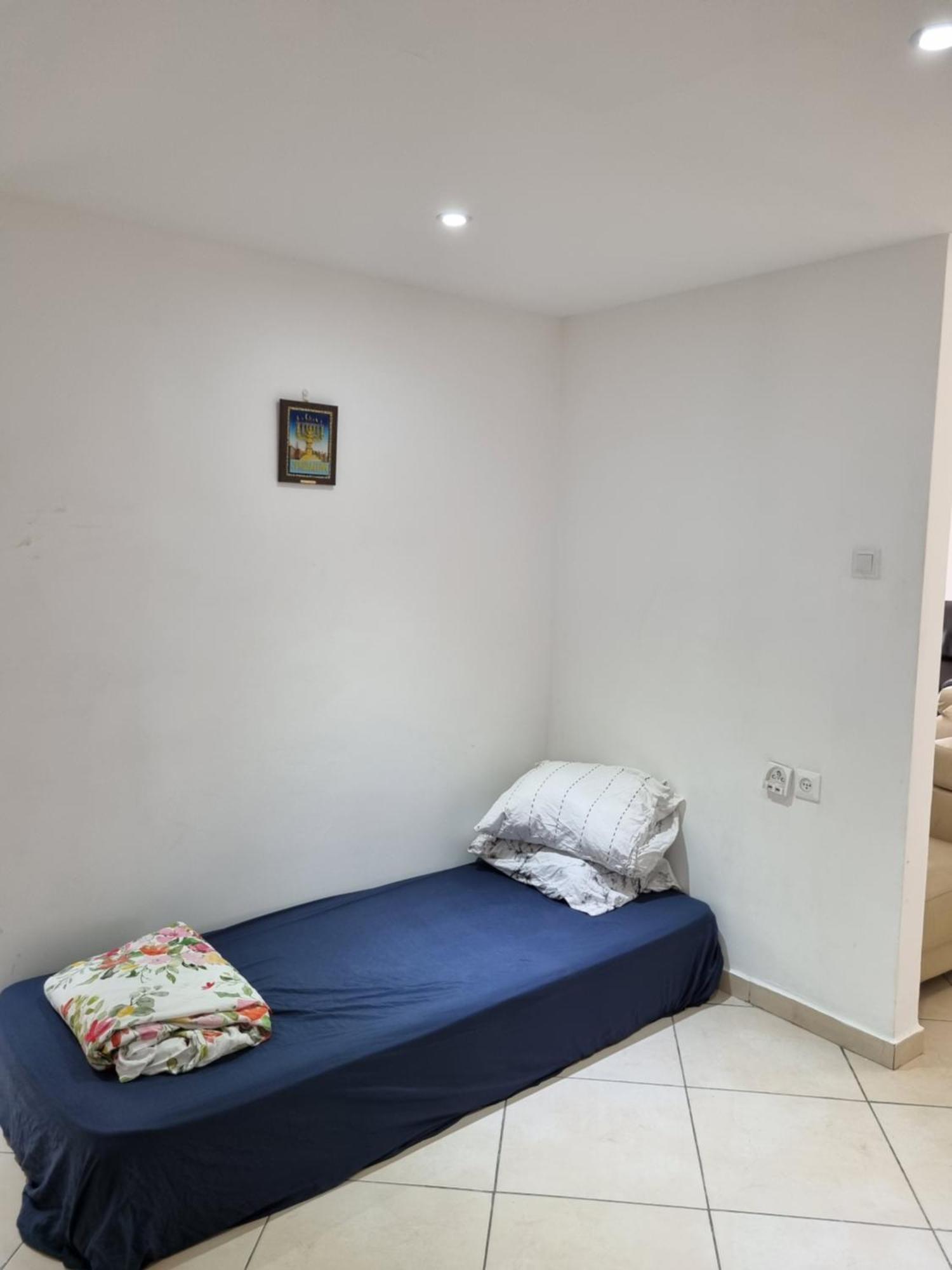 Large 4 bedroom apartement in central rehovot. Buitenkant foto